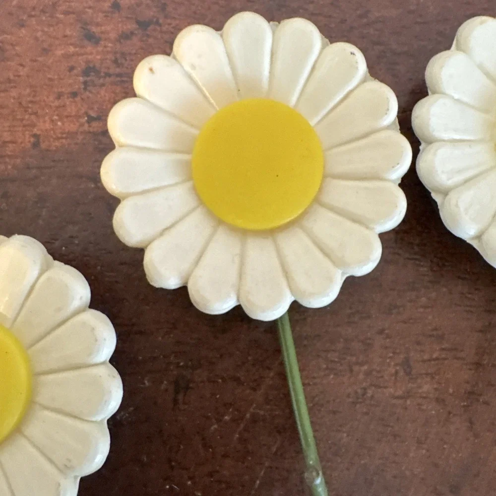 4 Pc Set Vintage Flower Single Hook Hanging Fridge Magnet Yellow Daisy 2 3/8